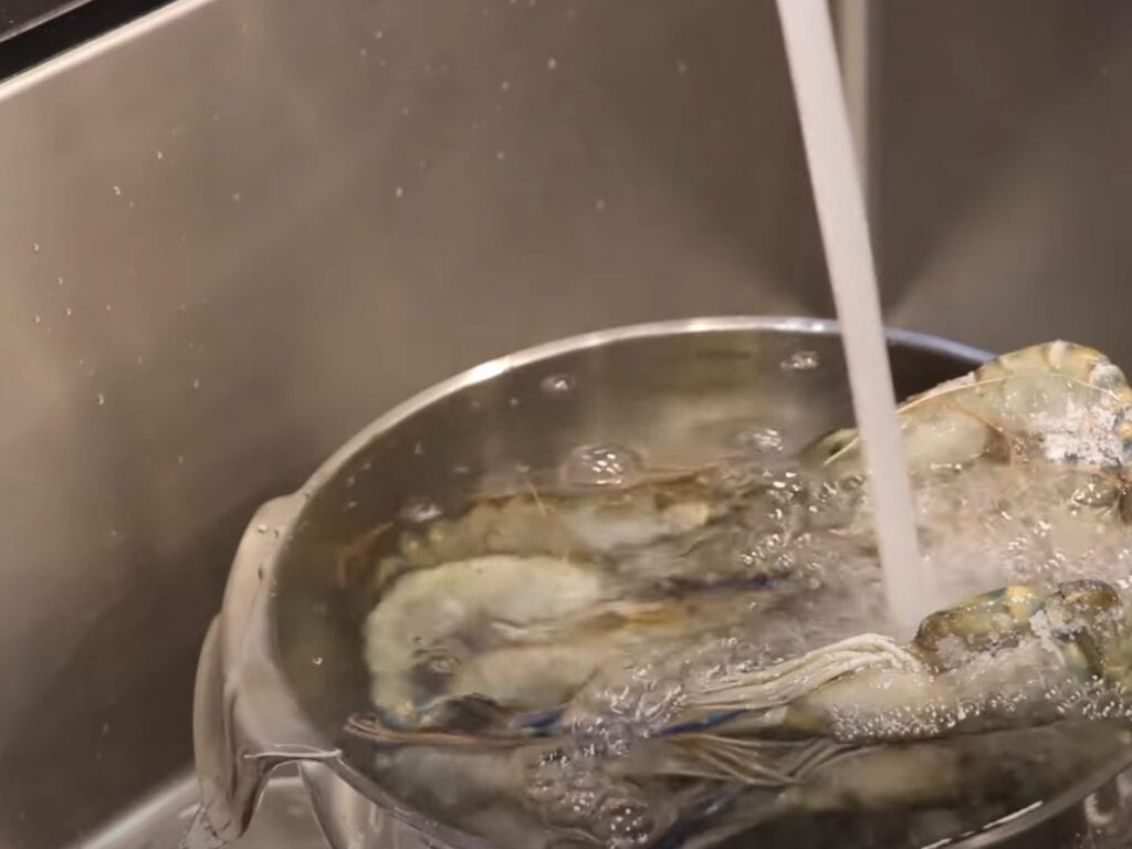 泰式酸辣海鮮湯｜料理步驟 1：將泰國蝦從冷凍取出，用流水沖到隻隻分離（約 2－3 分鐘）